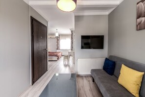 Individually decorated, individually furnished, desk, laptop workspace - Masal Apart (Istanbul)