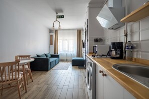 Condo conforto, para não fumantes, vista para a cidade | Área de estar | TV