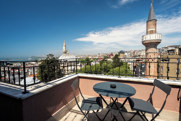 Deluxe Condo, Sea View | Balcony