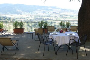 Outdoor dining - Casa Betania (Cortona)