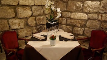 Aperto a colazione, pranzo e cena, cucina francese