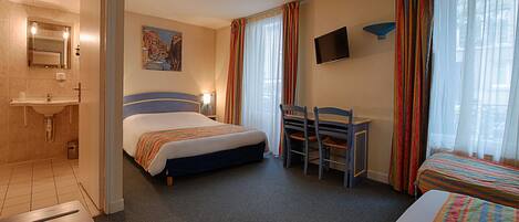 Escrivaninha, cortinas blackout, quartos à prova de som