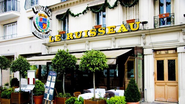 A hotel named "Le Ruisseau" with outdoor seating and potted plants. - Le Ruisseau (Saint-Mandé)