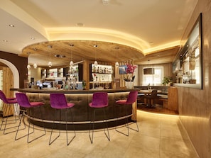 Bar (on property) - Hotel Gundolf  (Sankt Leonhard im Pitztal)