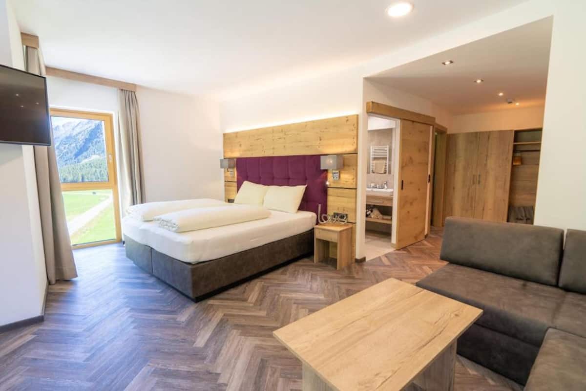 hypo-allergenic bedding, in-room safe, individually decorated