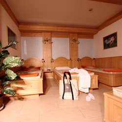 Een sauna, een bubbelbad, een Turks bad/hammam, lichaamsbehandelingen