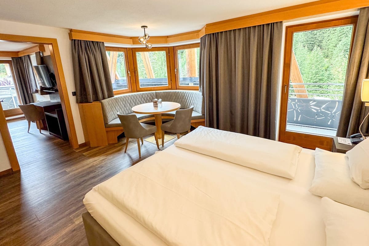 Family Suite | Hypo-allergenic bedding available, in-room safe, blackout drapes