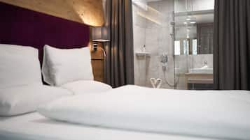 Panoramic-Doppelzimmer (Tirol) | Allergikerbettwaren, Zimmersafe, individuell dekoriert
