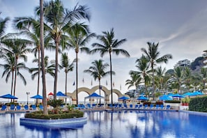 4 outdoor pools, pool umbrellas