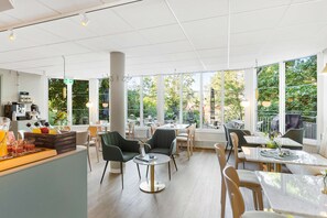 Déjeuner et dîner servis sur place