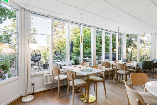 Déjeuner et dîner servis sur place