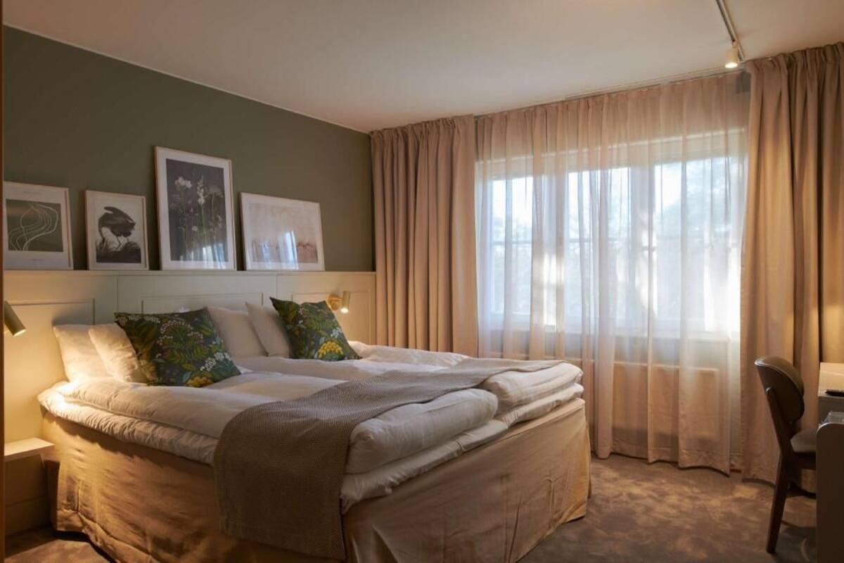 Egyptian cotton sheets, premium bedding, minibar, desk