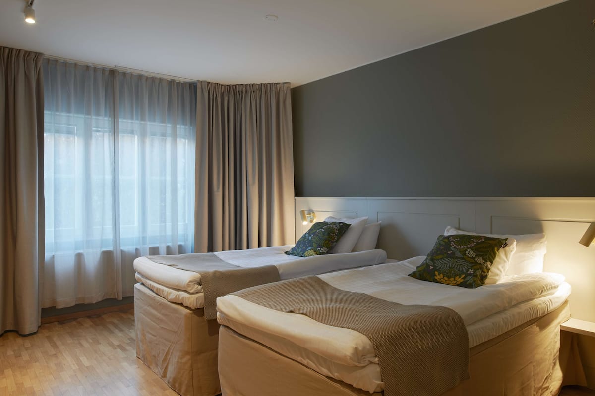 egyptian cotton sheets, premium bedding, minibar, desk