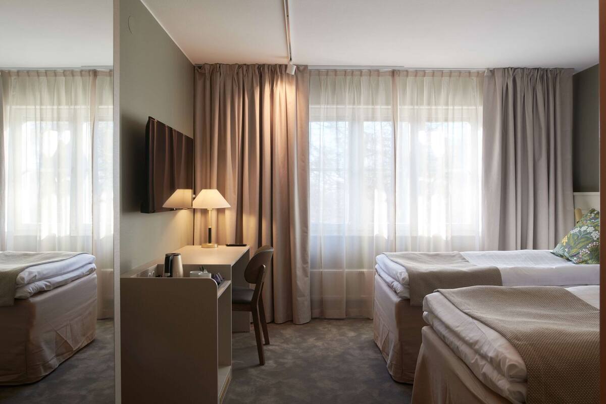 Egyptian cotton sheets, premium bedding, minibar, desk