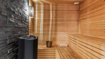 Un sauna avec des murs en bois et une partie du mur en pierre.