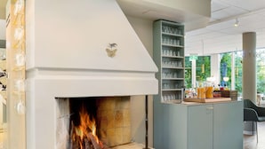 Een moderne keuken met een ingebouwde open haard, een bar en uitzicht op de omgeving.