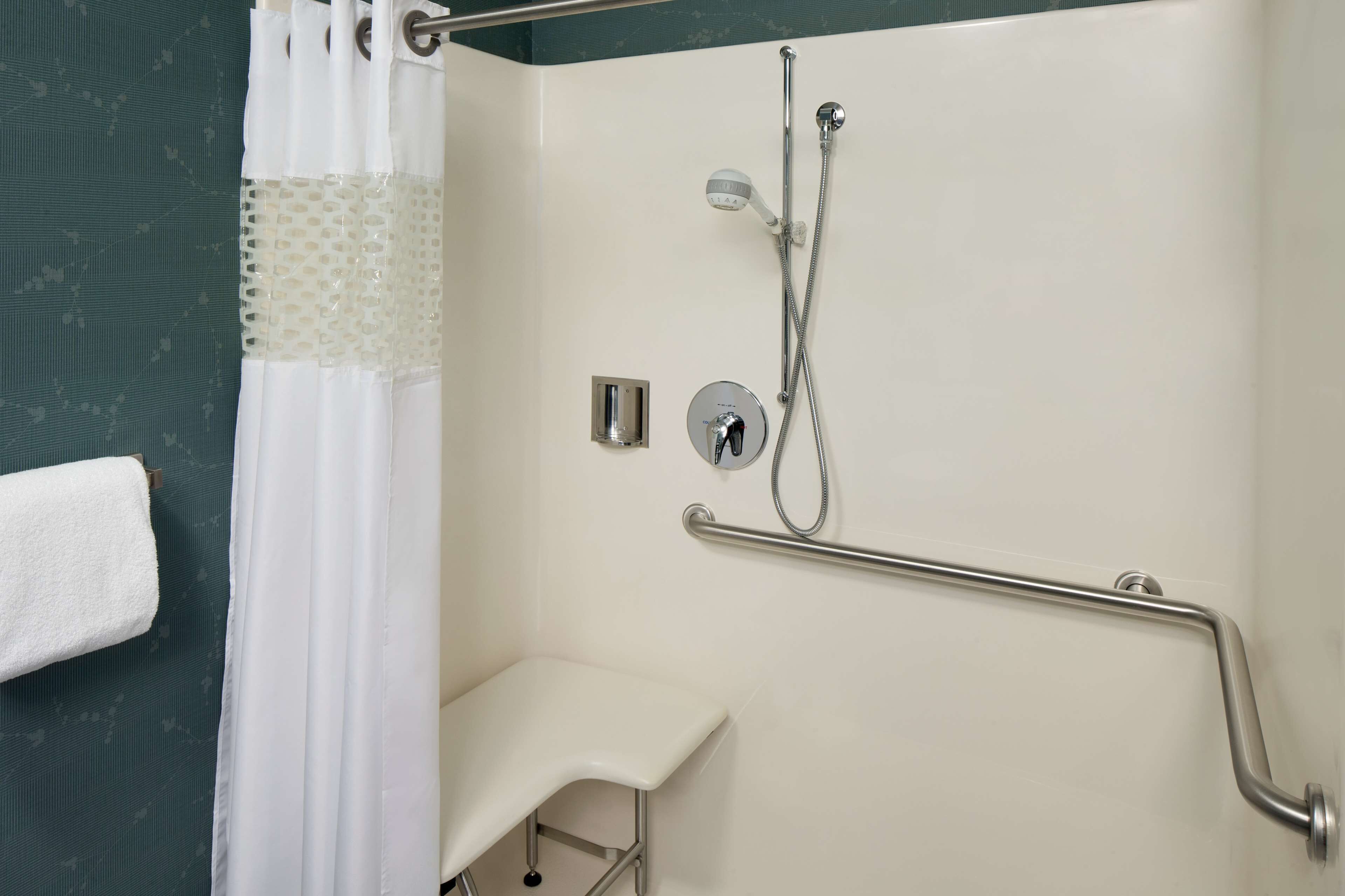 studio, accessible, non smoking | bathroom | combined shower/bathtub, free toiletries, hair dryer, towels