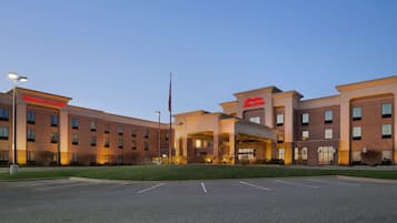 Hampton Inn & Suites features a modern architectural design with a central entrance and two wings.