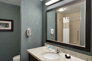 Duschwanne, kostenlose Toilettenartikel, Haartrockner, Handtücher