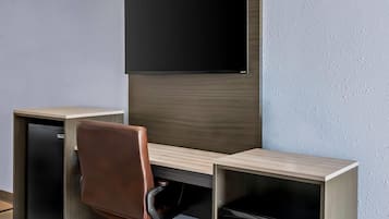 Escritorio, wifi gratis, ropa de cama y despertador