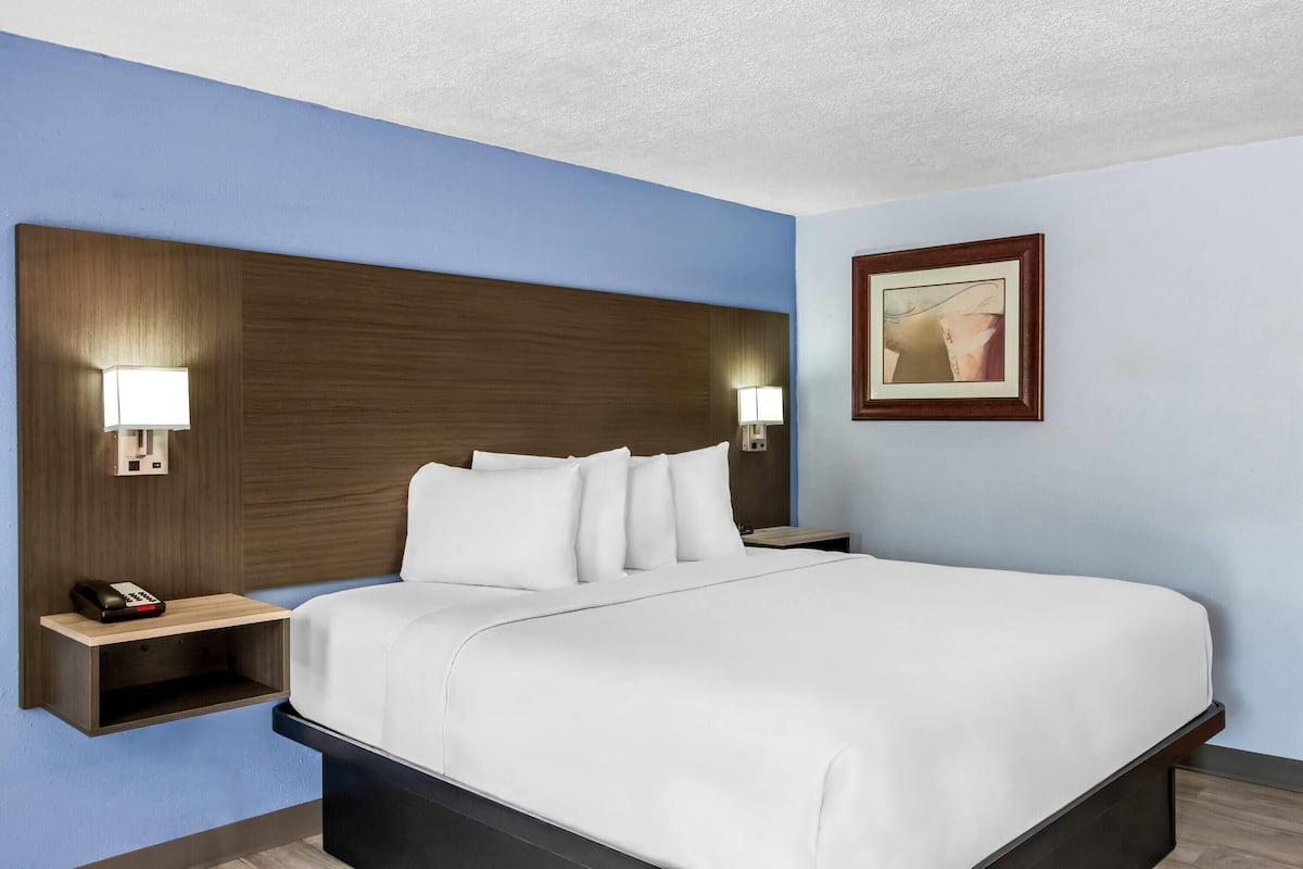 Desk, free WiFi, alarm clocks, bed sheets