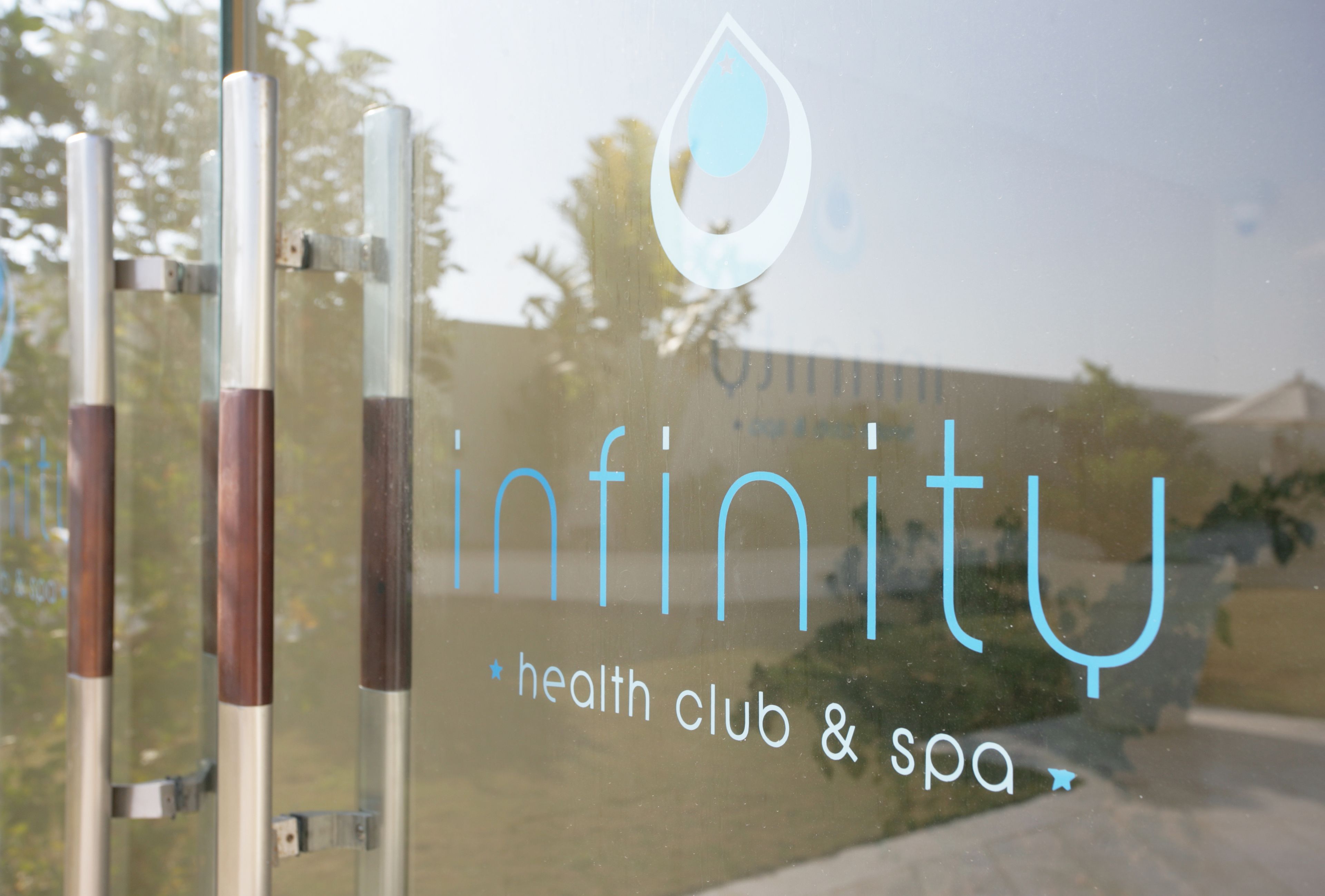 couples treatment room(s), sauna, body treatments, aromatherapy, facials