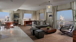 Un salon moderne avec vue sur la ville, un coin repas et une grande fenêtre avec des rideaux.