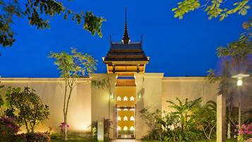 Couples treatment rooms, sauna, hot tub, body treatments, hydrotherapy