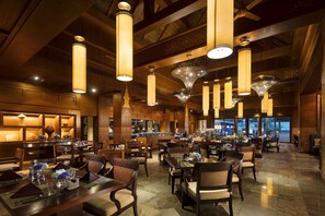 3 Restaurants, Frühstück, Mittagessen, Abendessen, thailändische Küche
