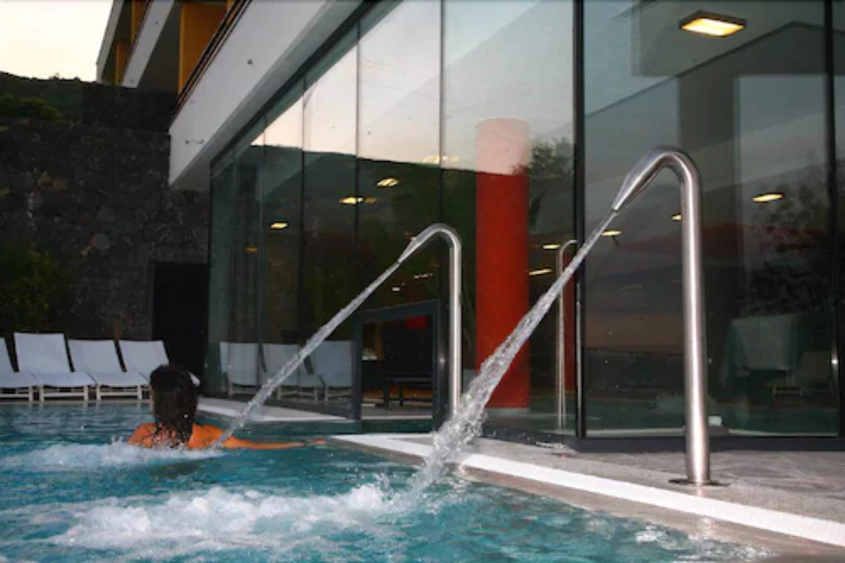 Een binnenzwembad en een buitenzwembad