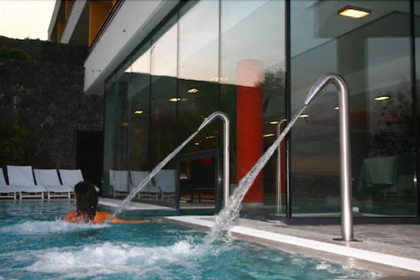 Innendørsbasseng og utendørsbasseng