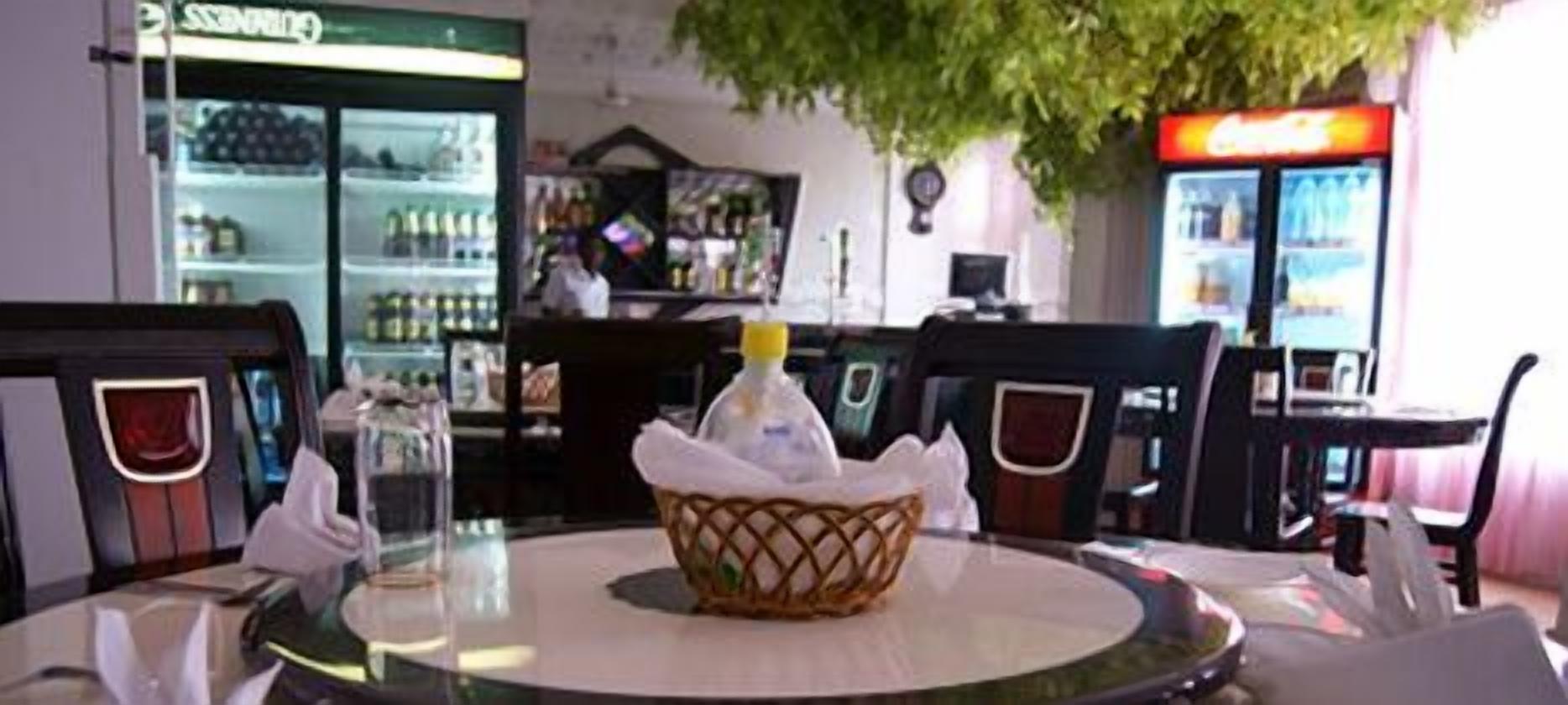 供應早餐、午餐、晚餐；多國菜