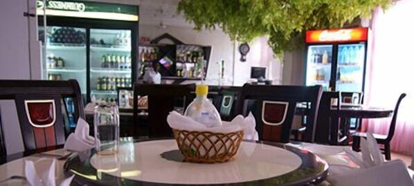 يتم تقديم الإفطار والغداء والعشاء 