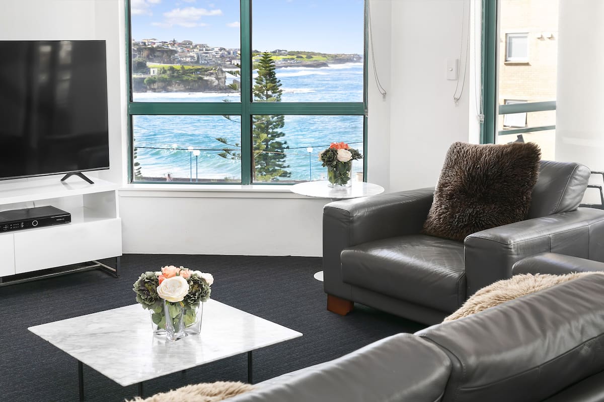 Apartamento estándar, 2 habitaciones, cocina, vistas a la playa | Zona de estar | Una televisión LCD