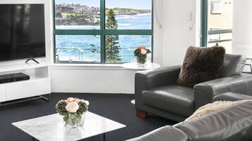 Apartamento standard, 2 quartos, cozinha, vista para a praia | Área de estar | TV LCD