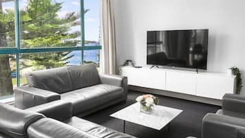 Standardlejlighed - 1 soveværelse - køkken (1 Bdrm Beach Front) | Opholdsområde | LCD-tv