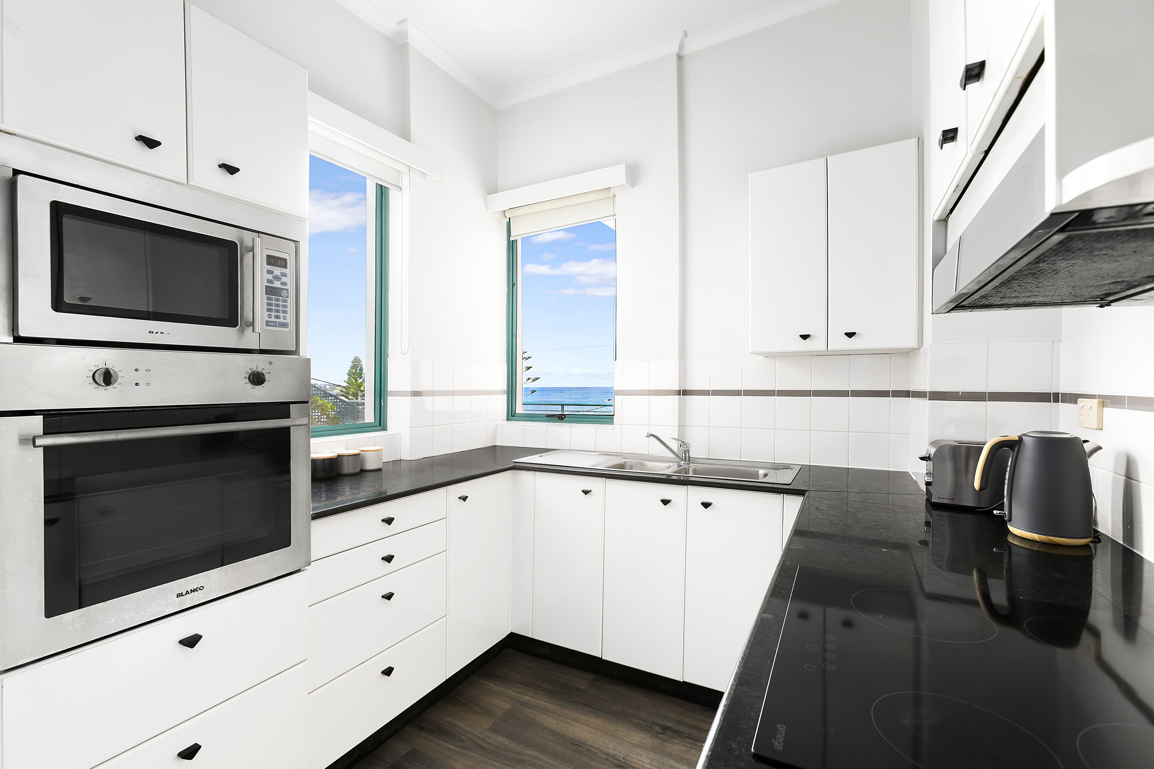 Apartamento standard, 3 quartos, cozinha, vista para a praia (3 Bdrm Beach View) | Cozinha privada | Geladeira grande, micro-ondas, cooktop, lava-louças