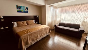 Pengeskab på værelset, skrivebord, mørklægningsgardiner