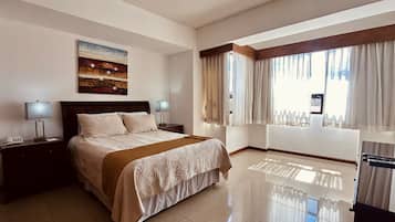 Standard Room, 1 King Bed | In-room safe, desk, blackout drapes, iron/ironing board