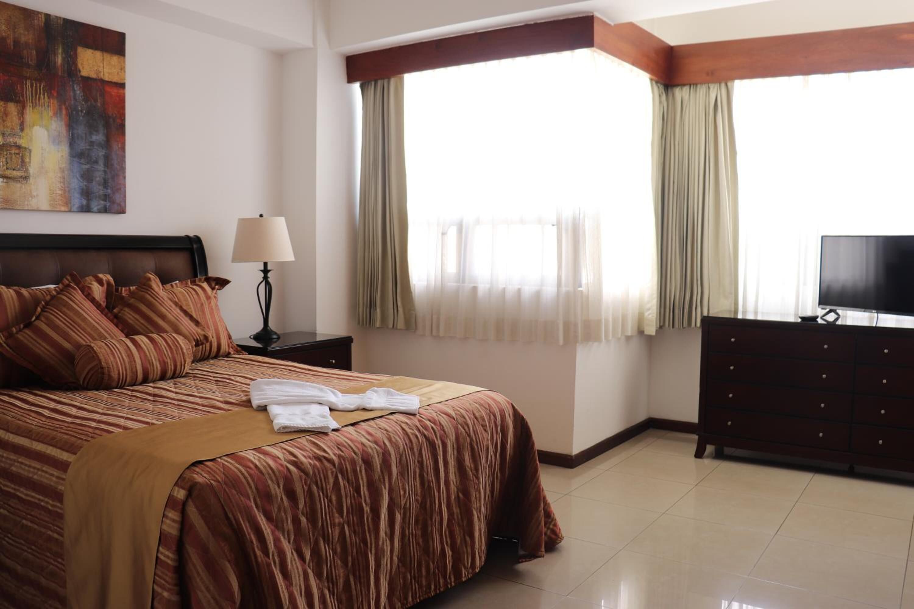 セーフティボックス (室内)、デスク、遮光カーテン、アイロン / アイロン台