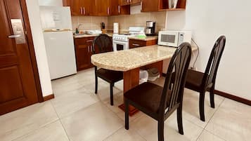 Cookware/dishes/utensils