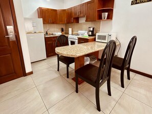 Batterie de cuisine, vaisselle et ustensiles