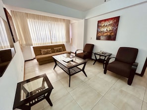32-inch LCD TV with cable channels, TV - Suites Jardin Imperial (Guatemala City)