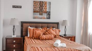 Caja de seguridad en la habitación, escritorio y cortinas blackout