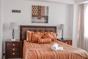 Zimmersafe, Schreibtisch, Verdunkelungsvorhänge, Bügeleisen/Bügelbrett