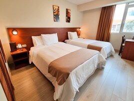 Chambre avec lits jumeaux | Rideaux occultants, chambres insonorisées, Wi-Fi gratuit, draps fournis