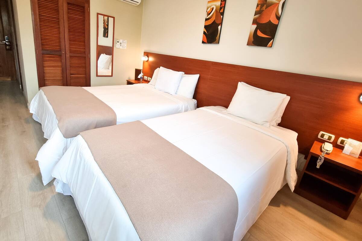 Cortinas blackout, quartos à prova de som, Wi-Fi de cortesia