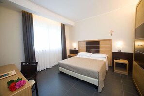 Senger med Select Comfort-madrass, minibar og safe på rommet