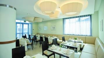 Breakfast, lunch, dinner served; al fresco dining