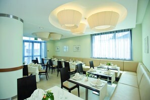 Frokost, lunsj og middag serveres, uteservering